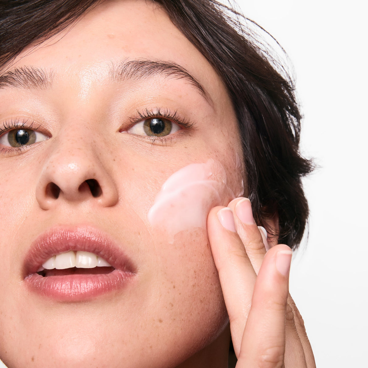 hydrating-cleanser-and-oil-free-moisturizer-duo-v8 01_LYDIA_12_APPLICATION_OMEGA_SUPERSIZE_036_1_8483aad9-c9a3-46f0-b735-539c739306ac.jpg