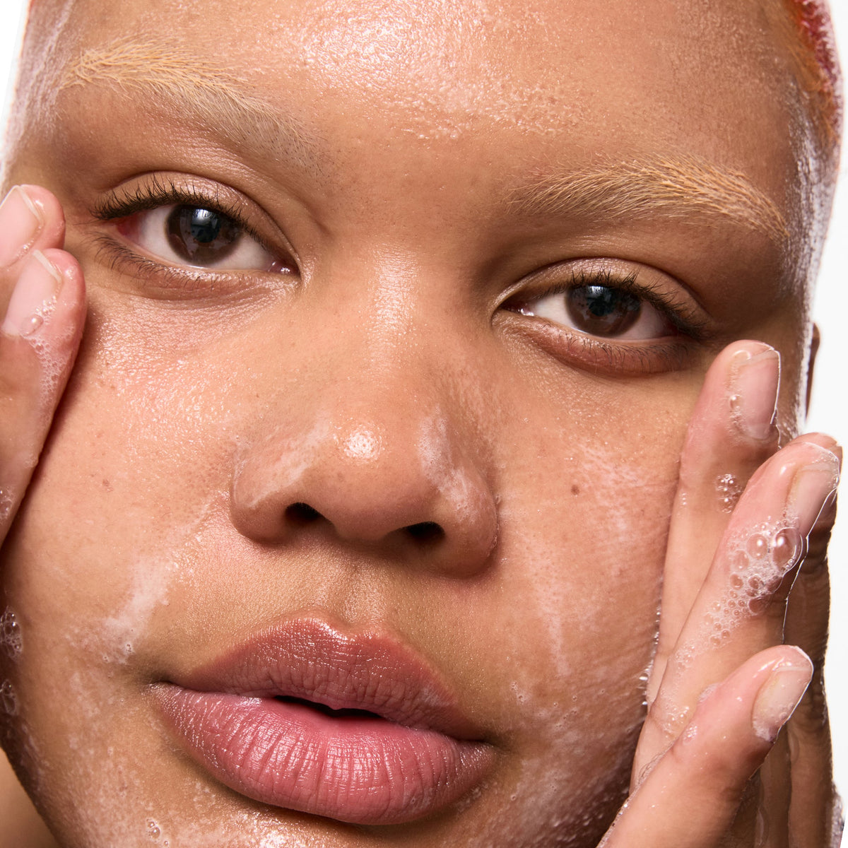 salicylic-acid-cleanser-150ml-f0 Omega50_Model_2000x2000-1_ce0a3018-d6f0-4ed9-a17d-0096b80b29f6.jpg